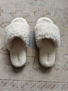 Bombas Cream Fuzzy Slide Slippers